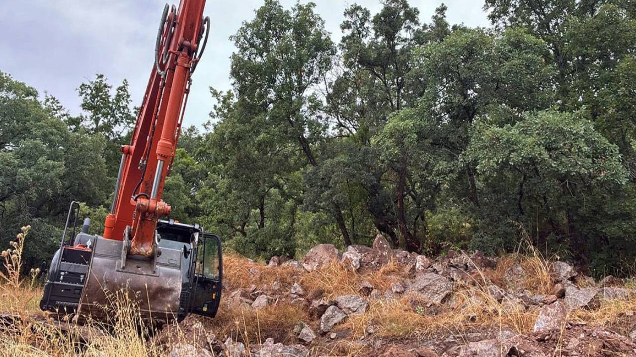 İş makinesiyle define kazısı: Suç üstü yakalandılar