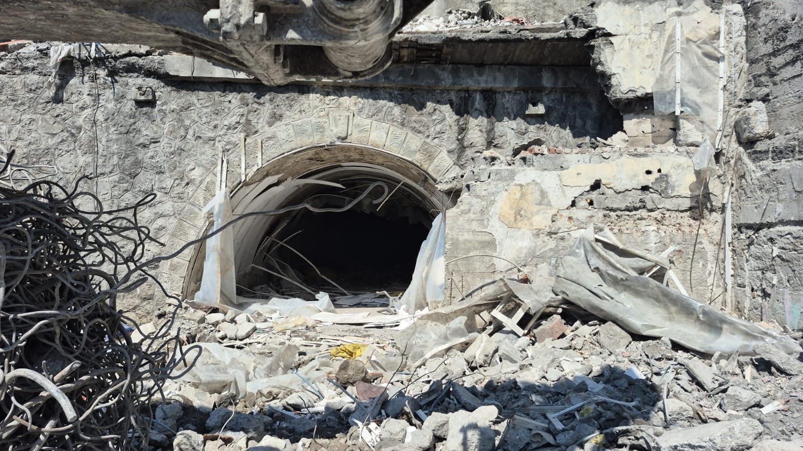 Zonguldak'ta yıkılan iş hanının altından yıllardır gizli kalan sığınak çıktı