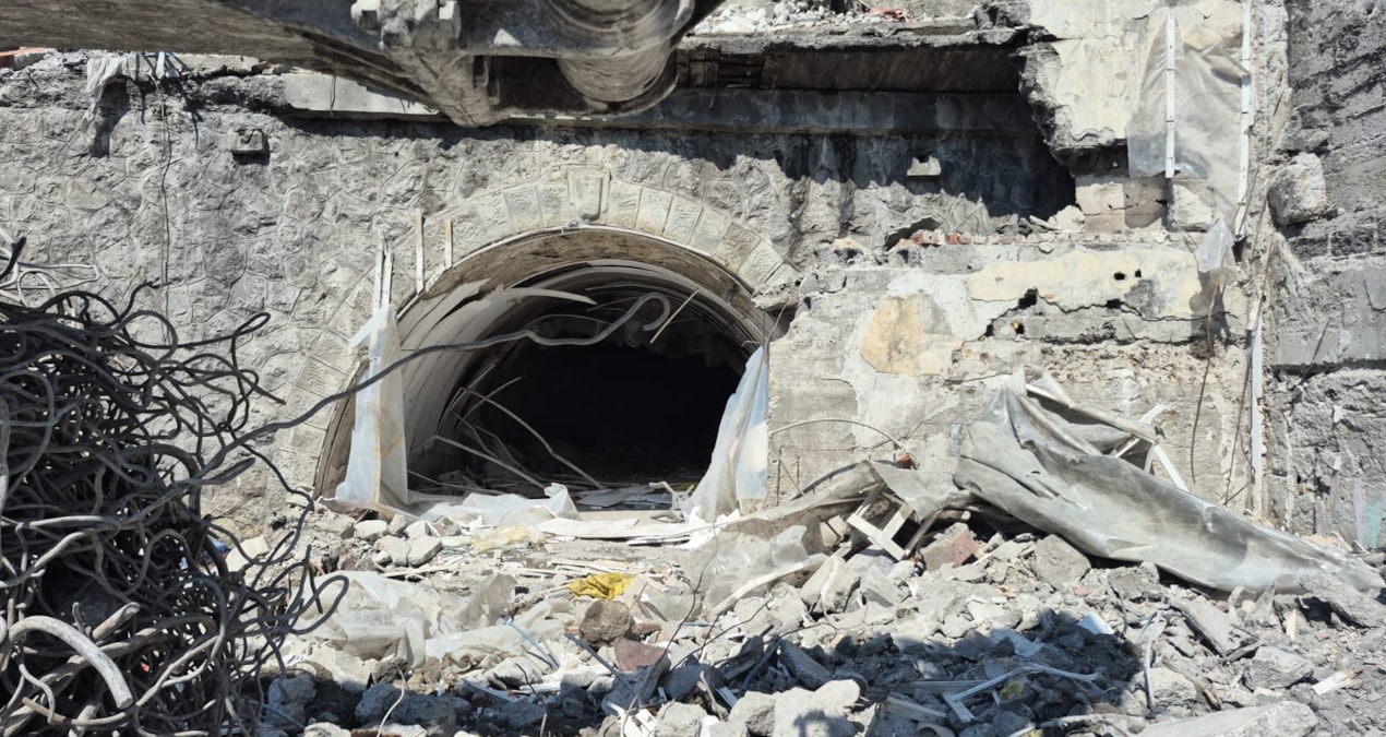 Zonguldak'ta yıkılan iş hanının altından yıllardır gizli kalan sığınak çıktı