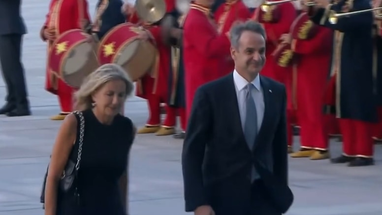 NATO resepsiyonunda dikkat çeken an: Miçotakis'e 'Ceddin Deden' marşlı karşılama