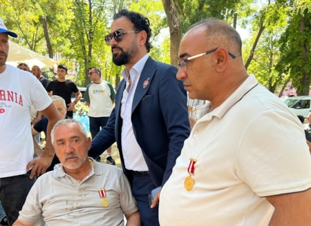 Vatan aynı, kan aynı, hak farklı15 Temmuz’da yaralanan ancak gazi sayılamayanlara maaşa ilave yıllık 13 bin lira ek ödeme verilecek. Terörle mücadele edenler ise ek ödemeden mahrum bırakıldı.