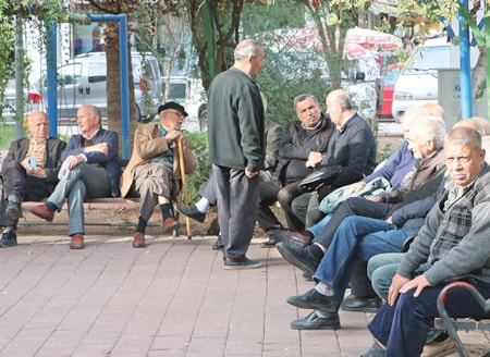 12.5 milyon emekli açık kıskacındaEmeklinin maaşı tabanda eşitlenmiş durumda. SGK uzmanları, yaklaşık 12.5 milyon emeklinin aylığının 23 bin 552 lira ile 25 bin lira civarında olduğunu tahmin ediyor.