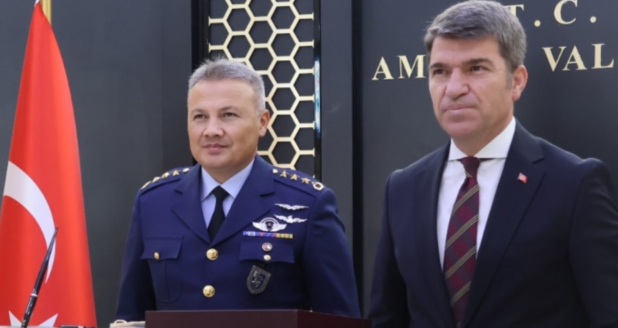 Astronot general üniformayı giydi, mesaiye başladı