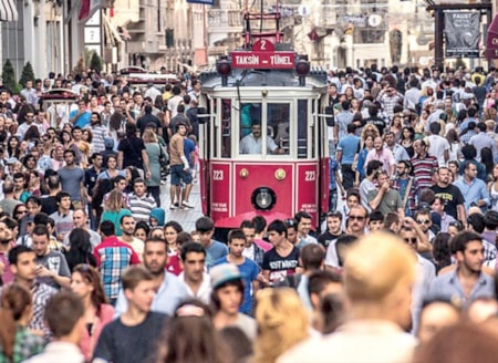 TÜİK’ten işsizlik masalıTÜİK işsizliğin azaldığını açıkladı ancak İşkur verileri, İşsizlik Sigortası Fonu başvuruları ve İSO’nun tespitleri tam tersini yansıtıyor. Kağıt üstünde istihdam artarken ekonominin öncü sektörlerindeki daralma derinleşiyor, şirketler kapanıyor işsizler, ödenek sırasına giri