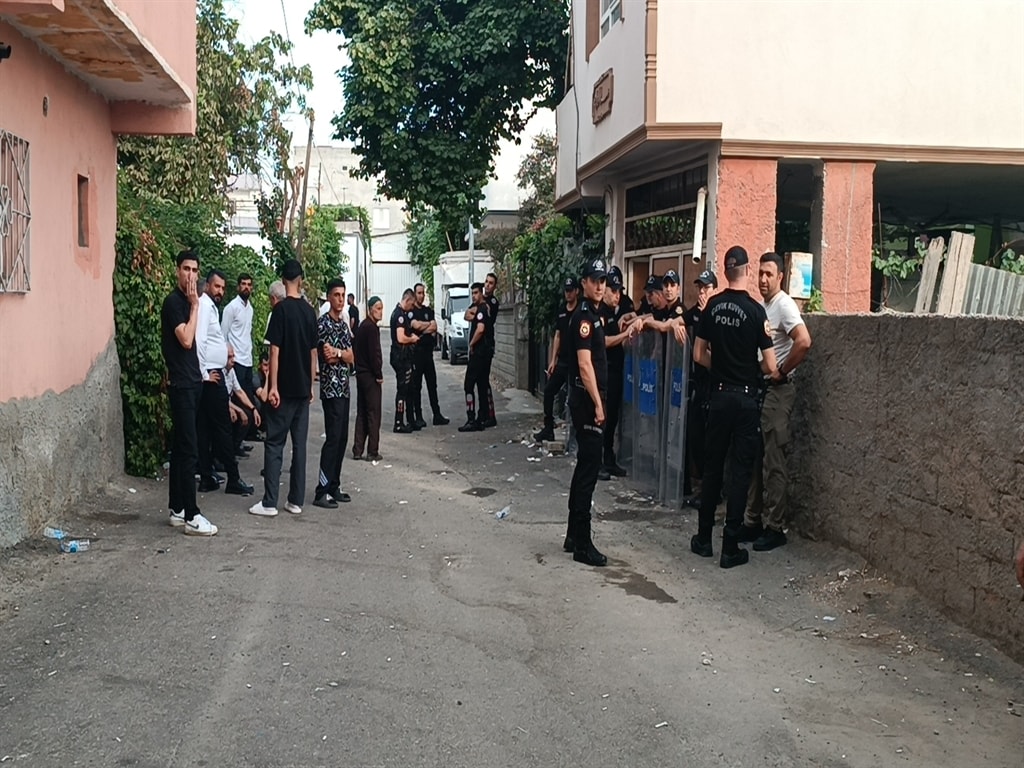 Annesini öldürüp çöp konteynırına attı