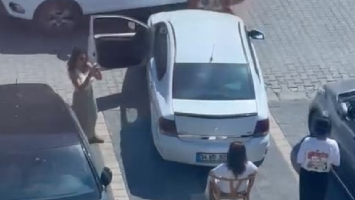 İki kadının "park yeri" savaşı! Otomobili görünce sandalye çekip oturdu