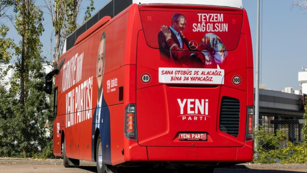 YENİ Parti'nin ilk otobüsünde görenleri gülümseten yazı