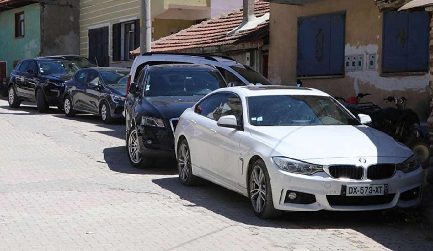 Anadolu'nun bu köyünde herkes Fransızca konuşuyor, araçlar bile Fransa plakalı