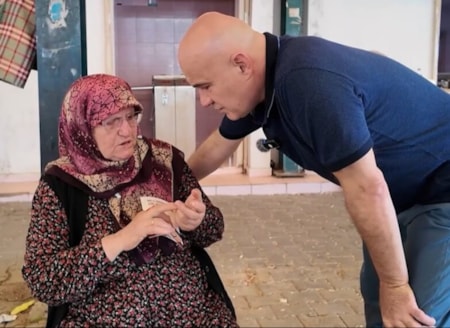 70 yaşında hayat mücadelesiEkonomik kriz 70 yaşındaki emekli vatandaşı çalışmak zorunda bırakıyor. Geçim mücadelesi veren emekli Nazlı teyze, ilaç parası için bahçede yetiştirdiğini pazarda satıyor.