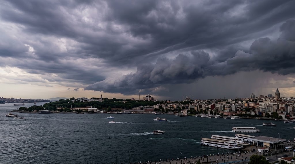 Gökyüzü şiddetli yağışa hazırlanıyor: İstanbul'da hava bu saatlerde değişecek
