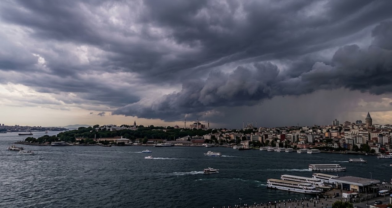 Gökyüzü şiddetli yağışa hazırlanıyor: İstanbul'da hava bu saatlerde değişecek