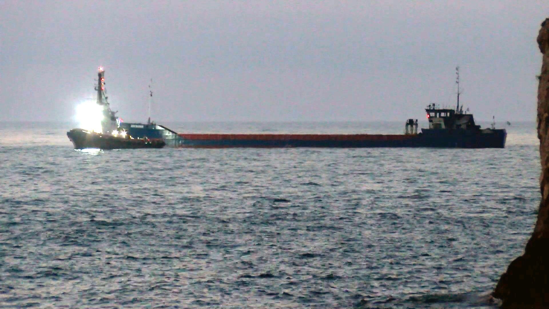 Karadeniz'de vurulan kuru yük gemisi Zonguldak'a çekildi