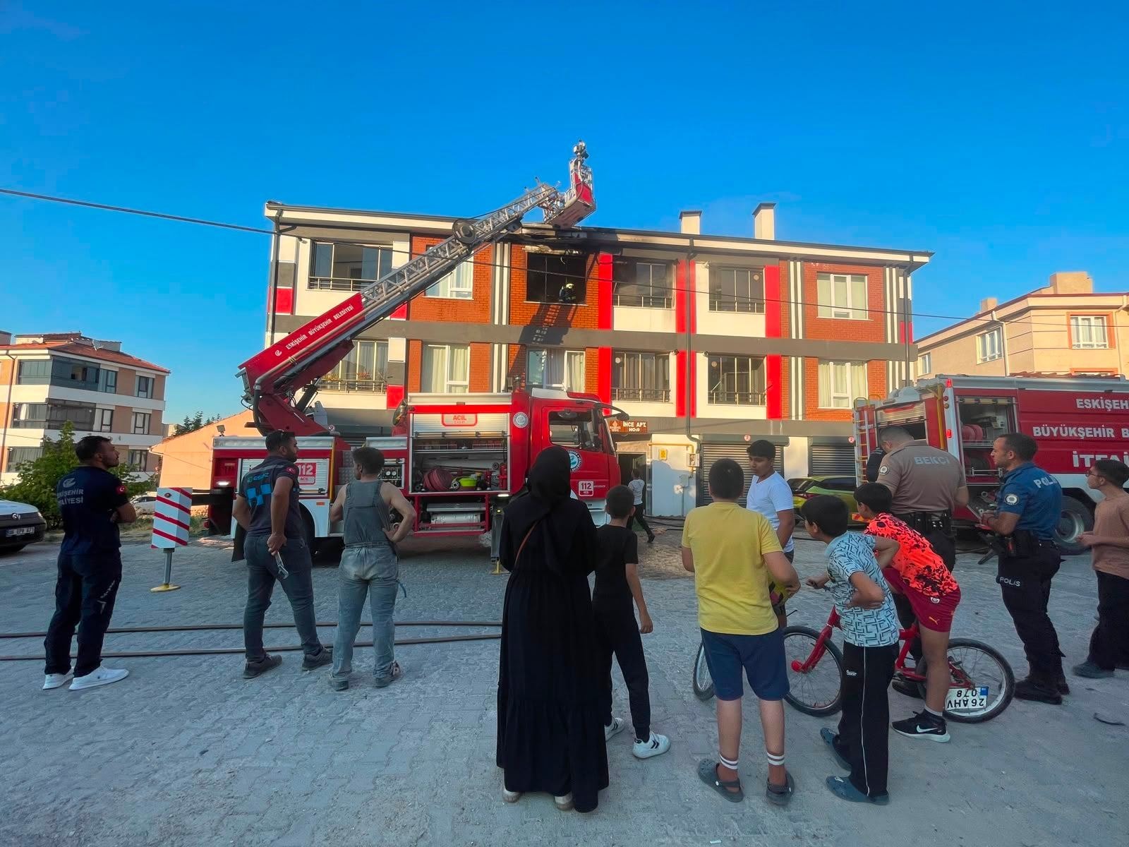 Eskişehir'de binada yangın; 4 kişi dumandan etkilendi