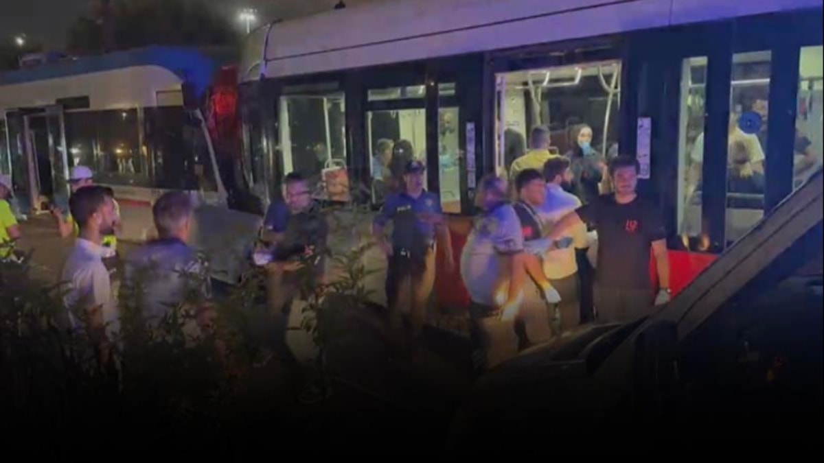 İstanbul'da iki tramvay kafa kafaya çarpıştı