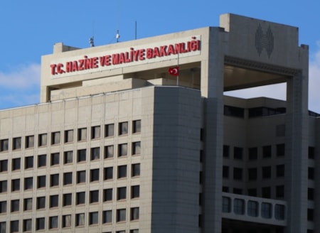 Paramız itibarin faizine gidiyorNATO Zirvesi’nin yapıldığı temmuzda harcamalar 1.8 trilyon liraya yaklaşarak rekor kırdı. Aynı ayda faiz gideri de 2.5 kat artarak rekor seviyeye yaklaştı.