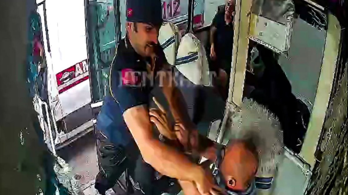 Ambulans şoförü otobüsü bastı!