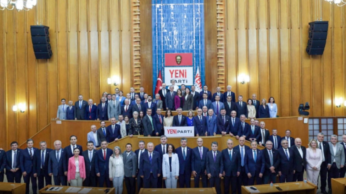Özgür Özel kürsüden açıkladı: Milletvekillerini serbest bıraktı, kendisi evet diyecek