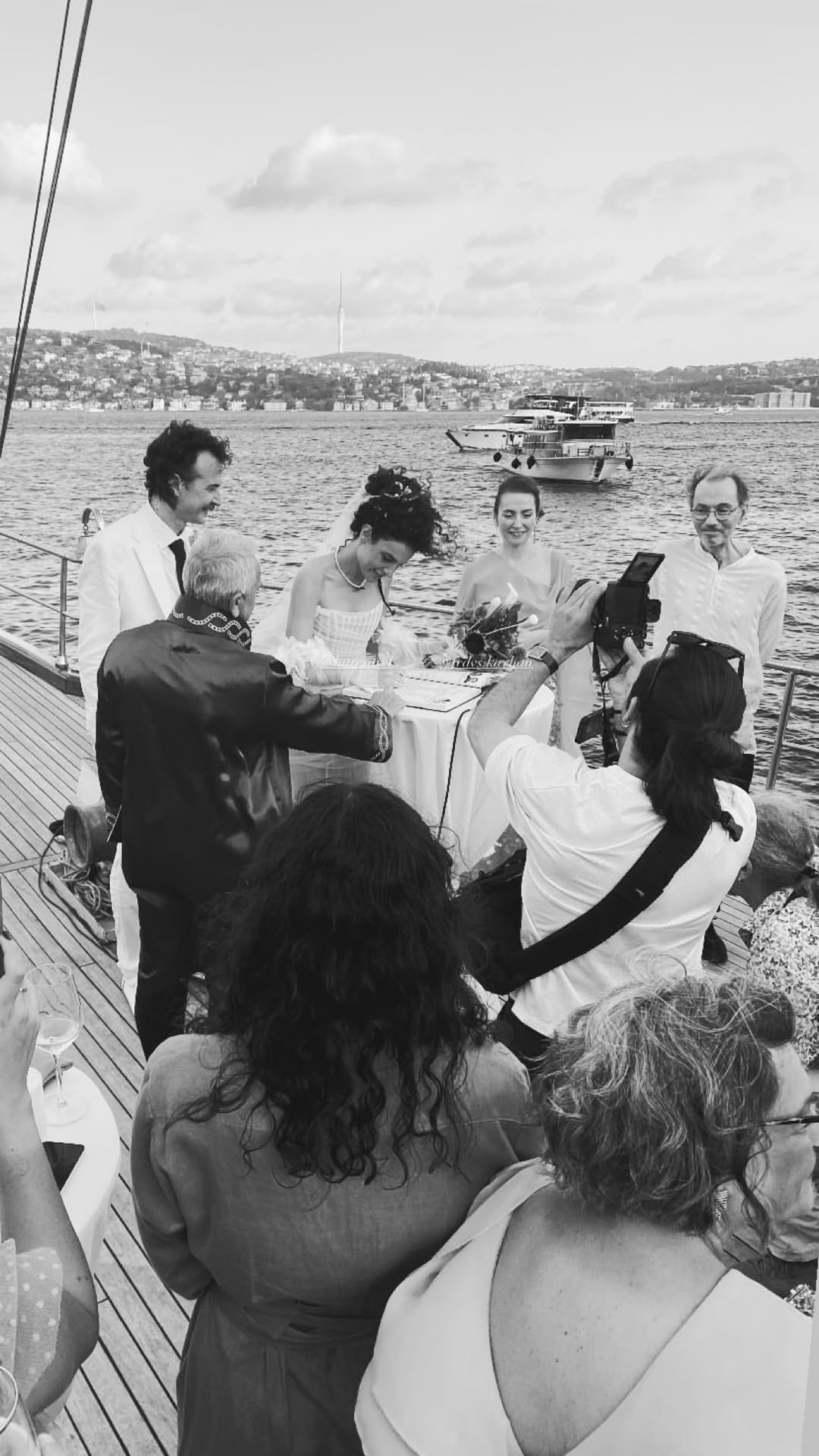 ÜNLÜ OYUNCU HAYATININ YENİ SAYFASINI AÇTI