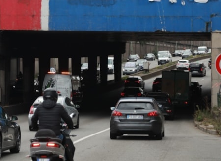 Tabelayı gören araç otomatik olarak yavaşlayacakGPS, araç içi kameralar ve kablosuz yazılım güncellemeleriyle donatılan yeni nesil otomobillerde, coğrafi sınırlama sistemi sayesinde sürücülerin hız yapması otomatik olarak engellenebilir.