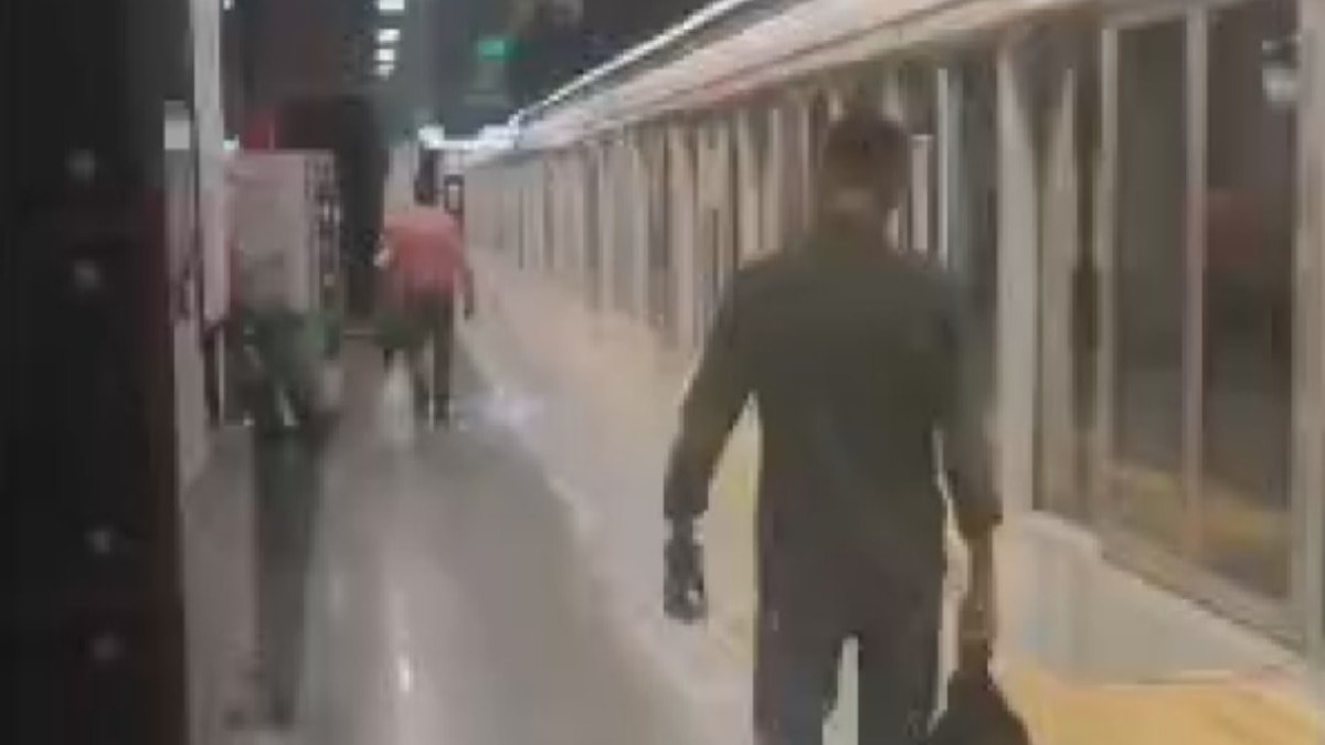 Metroda sigara yaktı, bahanesi pes dedirtti!
