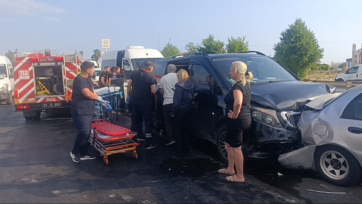 Manavgat'ta zincirleme felaket: 6 araç birbirine girdi, 6'sı turist 17 kişi yaralandı!