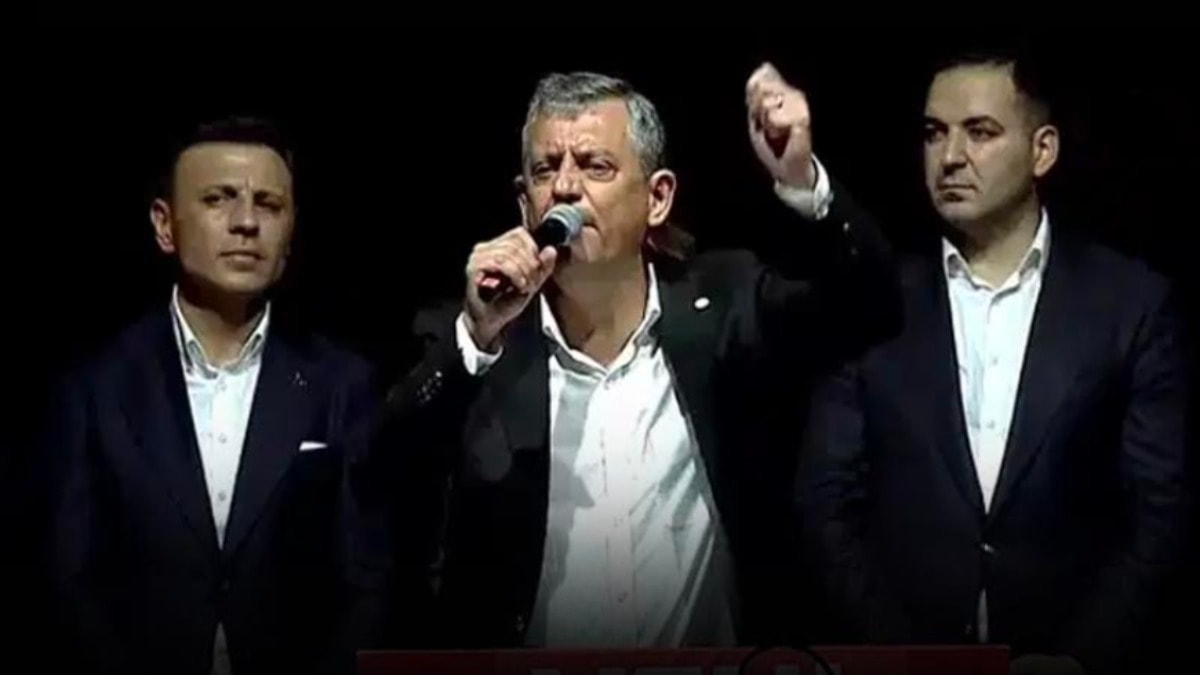 Özgür Özel'den kritik açıklamalar! YENİ Parti'nin ilk mitinginde on binler Beylikdüzü'nde