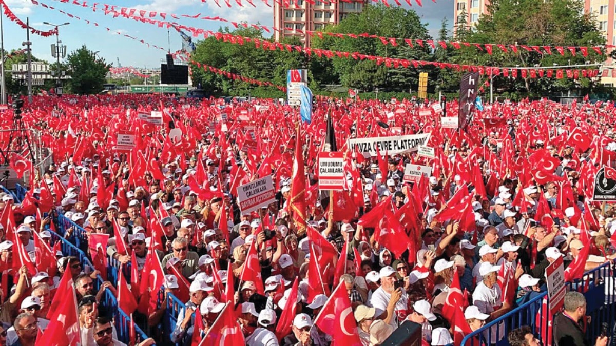 Akbabaların kopardığı et canımızı acıtmaz!