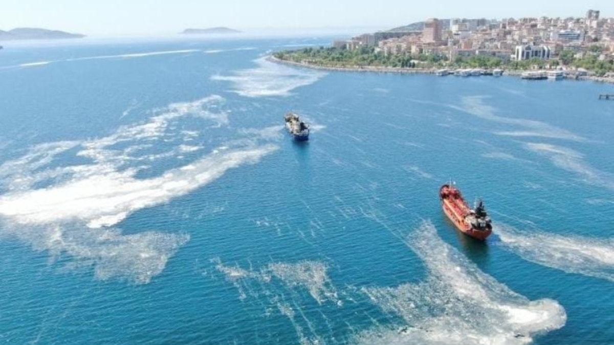 Kınalıada açıklarında arızalanan tekne kurtarıldı