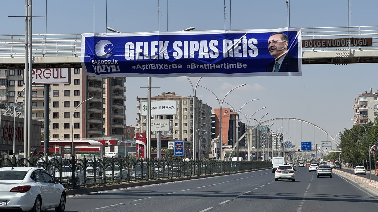 Diyarbakır'da Erdoğan için Kürtçe pankart asıldı