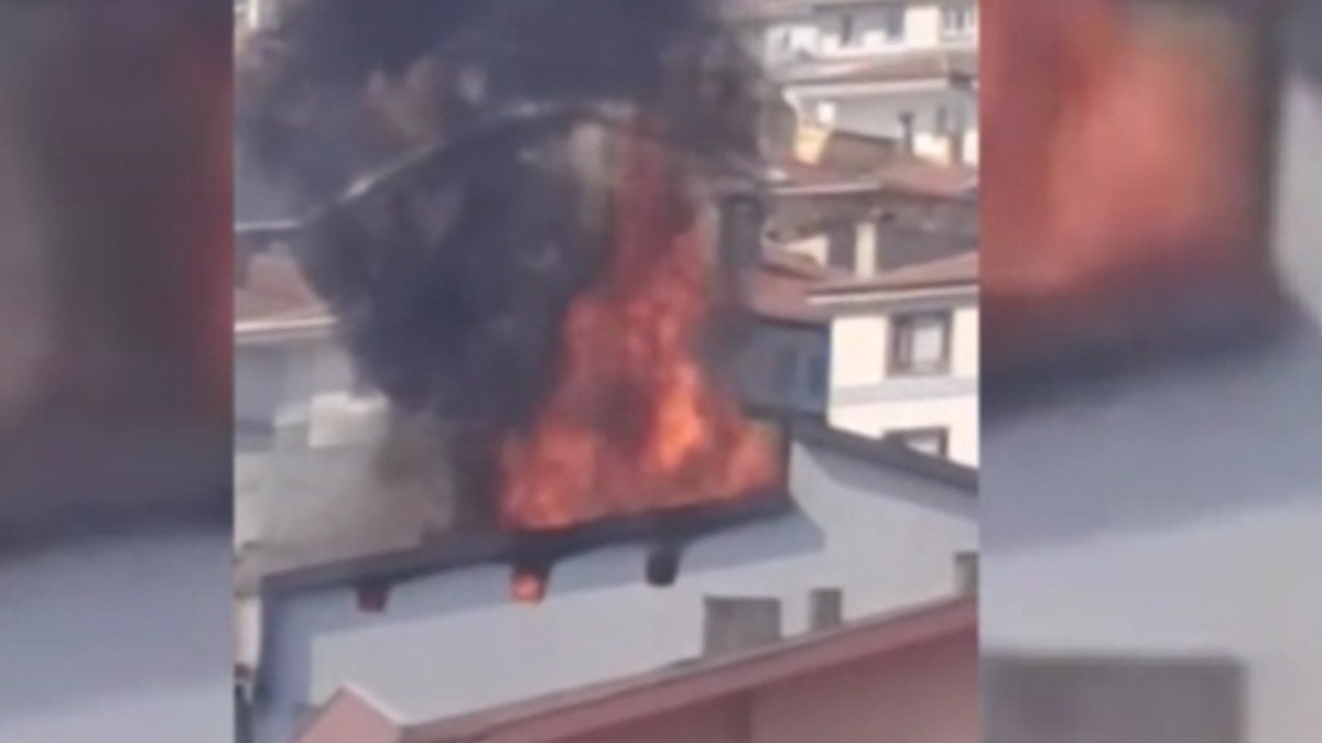 Ankara Mamak'ta apartman çatısında yangın: 1 kişi kurtarıldı