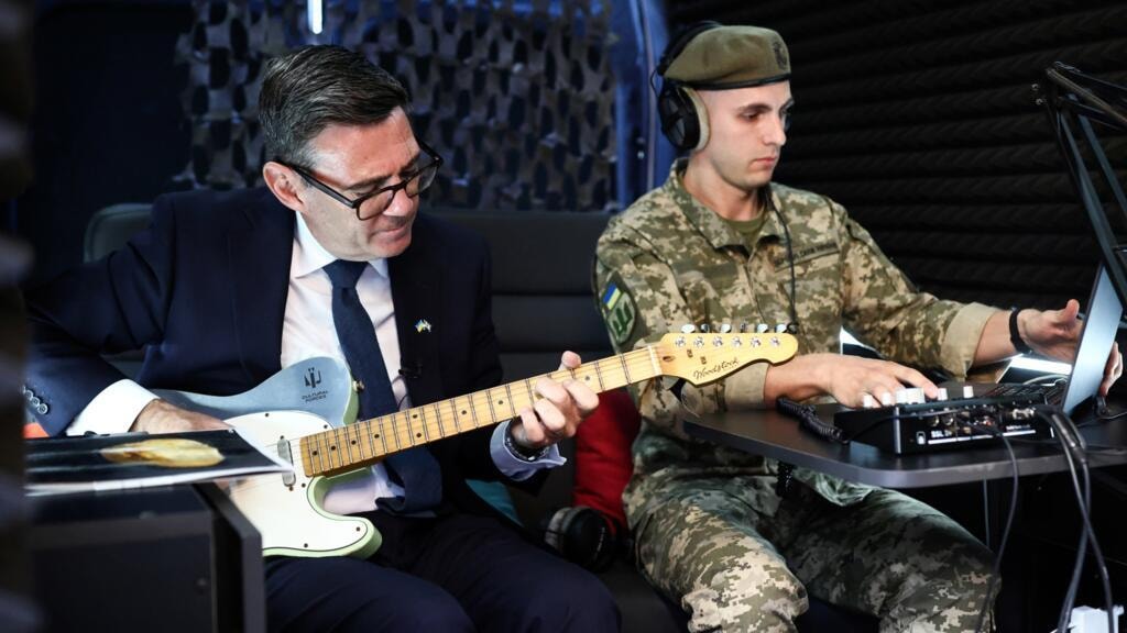 İngiliz Başbakanı eline gitarı aldı, askerle düet yaptı