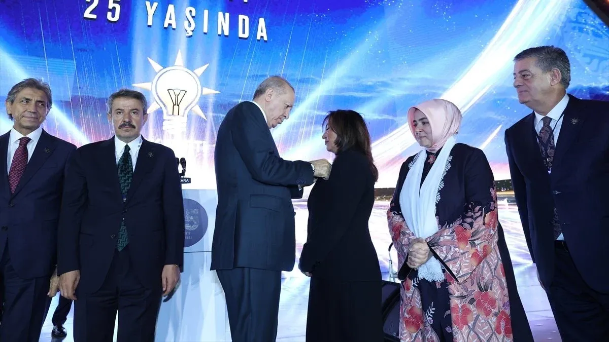 AKP'de bir ilk! Rozetini Erdoğan taktı, tarihe geçti