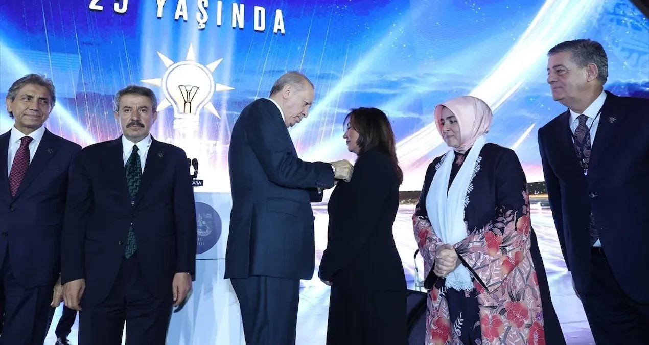 AKP'de bir ilk! Rozetini Erdoğan taktı, tarihe geçti