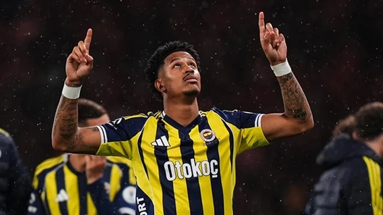 Maç oynanırken transfer haberi geldi! Tribünlere son kez bakışı gündem oldu