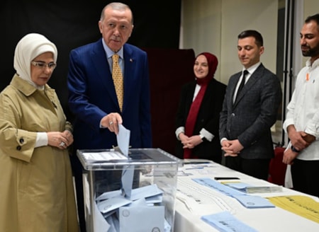 Erken seçimin ilk sinyali geldiKurdaki değer kaybının hızlanacağı, KOBİ’lerin krediye erişiminin kolaylaşacağı ve piyasa faizlerinin düşeceği iddia edildi. Ekonomistler, “Seçim ekonomisinin ilk adımı” yorumunu yaptı.