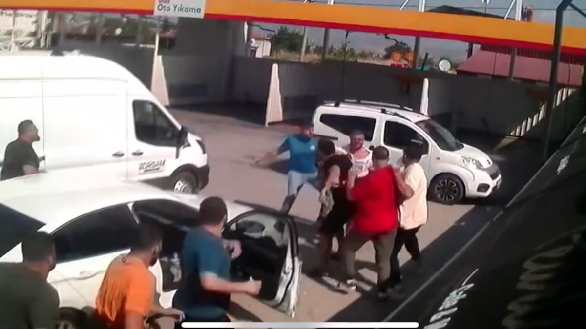 Güreşmeye giden başpehlivan benzincide dayak yedi