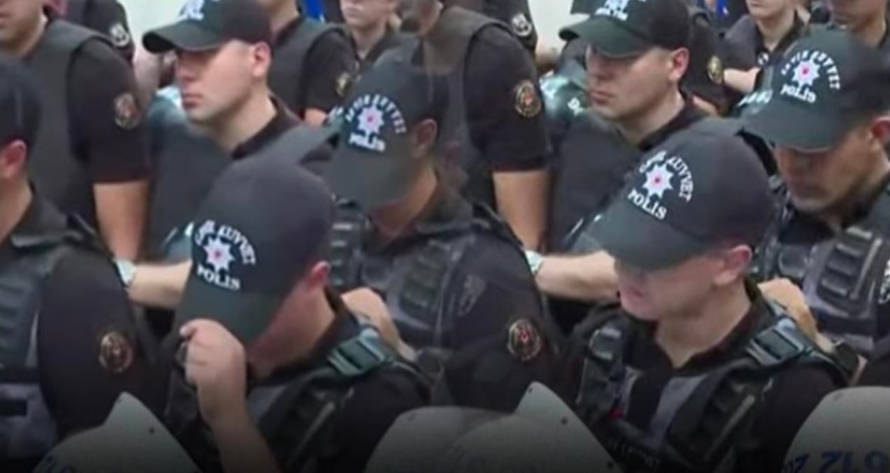 Polis memuru Gazilerin eyleminde gözyaşlarına engel olamadı
