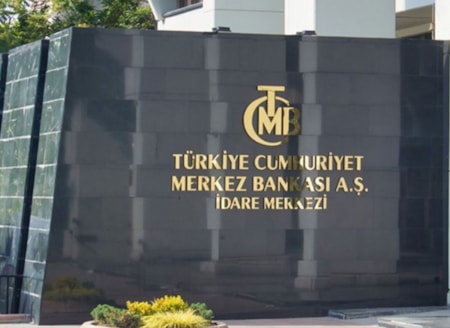 Merkez memura yapılacak zamma taş koyduMerkez Bankası vatandaşın cebini ilgilendiren bir iyi bir kötü öneride bulundu. Elektrik ve doğalgaza zam istemeyen Merkez, maaşlara enflasyonla uyumlu zam ısrarını sürdürdü.