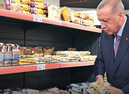 Erdoğan’ın marketi zarardaVatandaşın yüksek fiyatlardan şikayet ettiği Tarım Kredi marketleri yılın ilk yarısında 1 milyar lira zarar etti. 30 şube kapanırken her 7 çalışandan 1’i işini kaybetti.