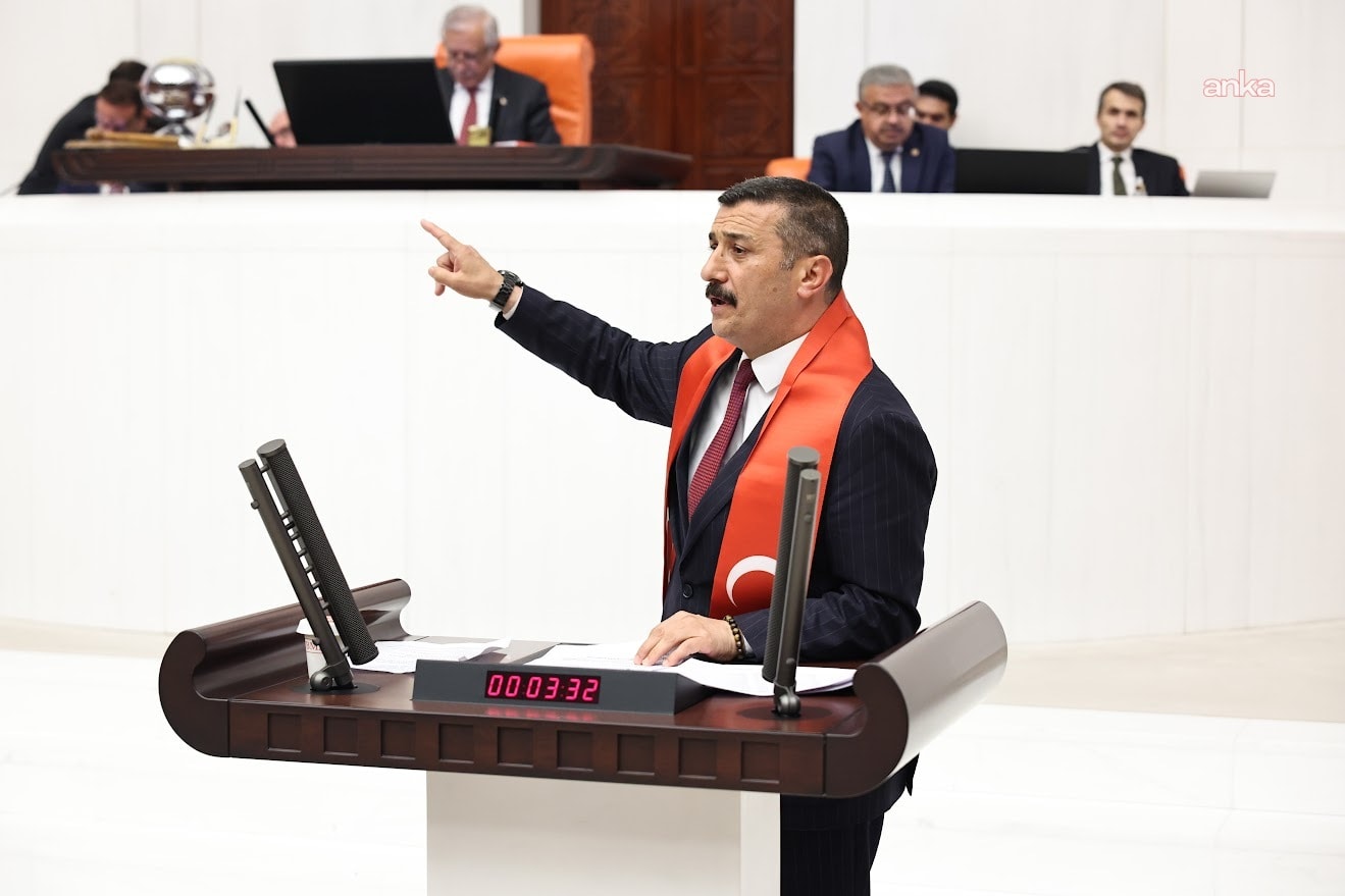 Türkoğlu şehit isimlerini okumaya başlayınca oturuma ara verildi