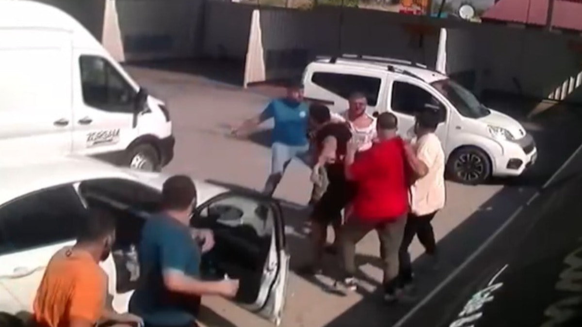 Güreşmeye giden başpehlivanı benzincide dövdüler