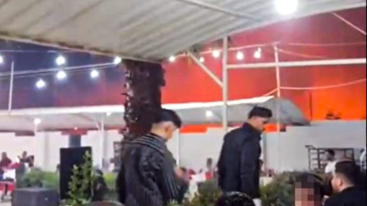 Yangını fark etmediler bile: Alevlerin yanı başında eğlenceye devam ettiler!