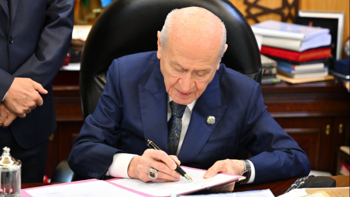 Devlet Bahçeli, 'Çerçeve yasa' için imza attı