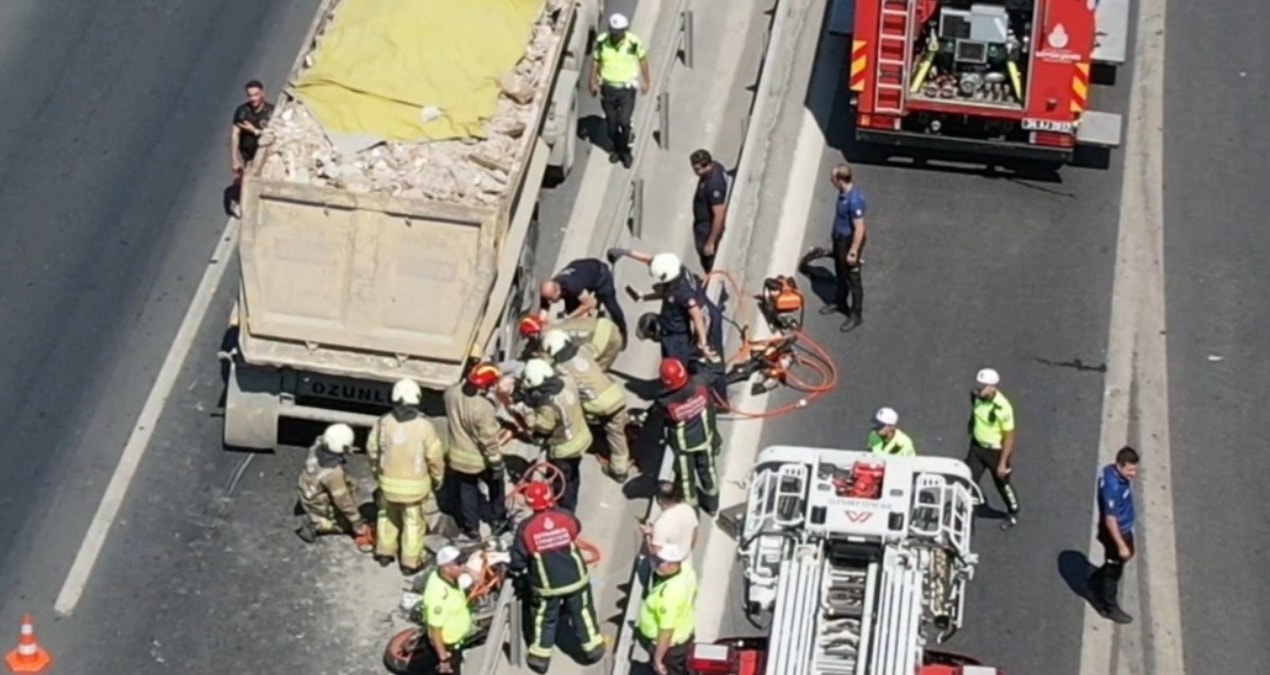Bağcılar'da hafriyat kamyonunun altında kalan motosikletli hayatını kaybetti
