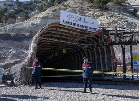 Çayırhan’da hatalar zinciri kuşkusuİşçi eylemlerine rağmen geçen yıl 20 milyar liraya özelleştirilen Çayırhan Termik Santrali ve kömür sahalarında meydana gelen kazada bir işçi öldü 21 işçi yaralandı, olayla ilgili 9 kişi gözaltına alındı.
