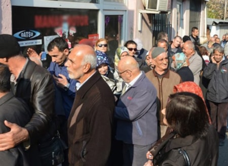 Tasarrufun faturası dar gelirliye kesildiBütçede tasarrufun adresi yine dar ve sabit gelirli vatandaşlar oldu. Tüketici ve üreticilere yönelik harcamaların yanı sıra gazilerin ödeneklerinde de tasarrufa gidildi.