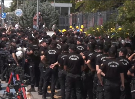 İşçi ablukada bakanlık sessizEnerji ve Tabii Kaynaklar Bakan Yardımcısı, madencileri kabul edeceğini açıkladı. Ancak Valilik eylem yasağı getirdi, polis işçiye etten duvar ördü. İşçiler gözaltına alındı.