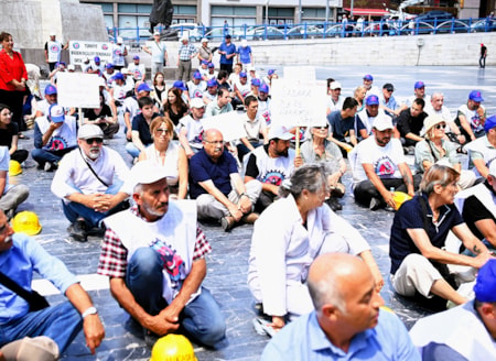 Madenciler Meclis’e yürüyorTürkiye Maden İşçileri Sendikası üyesi olan Doruk Madencilik işçileri hak arayışlarını sürdürüyor. Dün Ankara Kuğulu Park’ta eylem yapan işçiler aileleriyle bugün Meclis’e yürüyecek.
