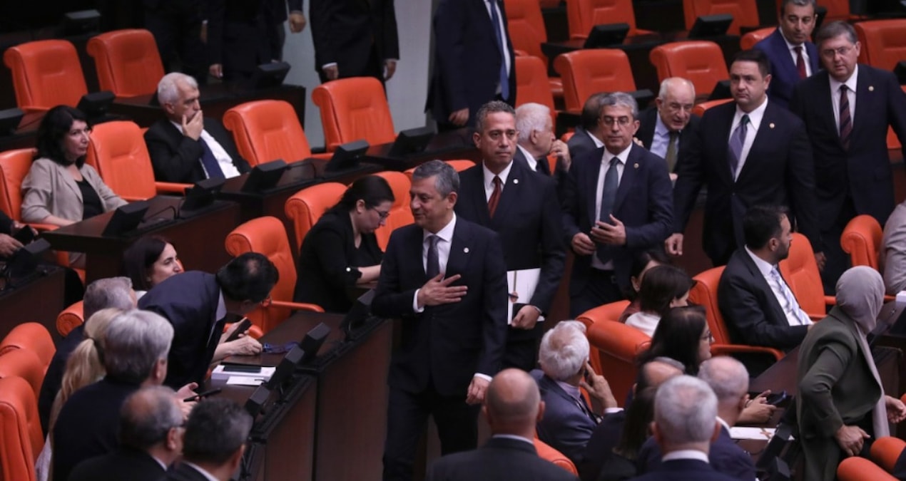 Özel ‘evet’ dedi vekilleri serbest bıraktı