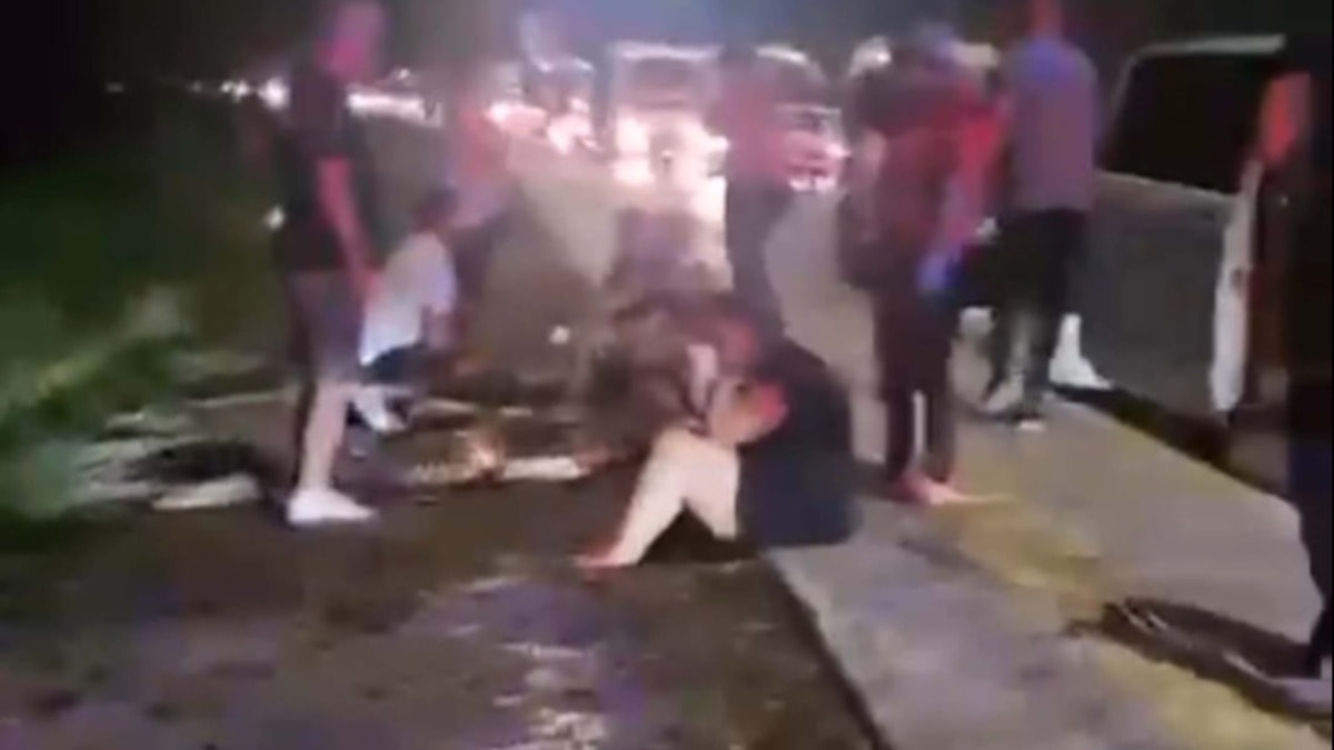 Serik'te otomobil ve minibüs çarpıştı: 8'i turist 10 yaralı